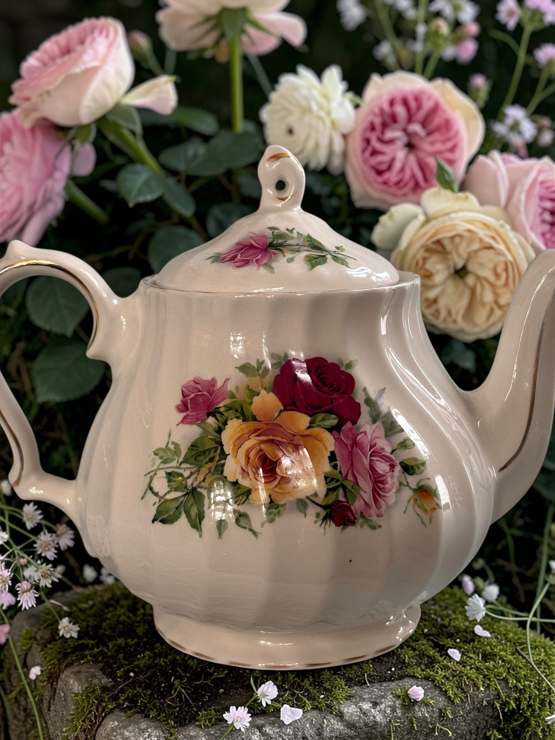 Sadler Vintage Floral Roses Teapot image 1