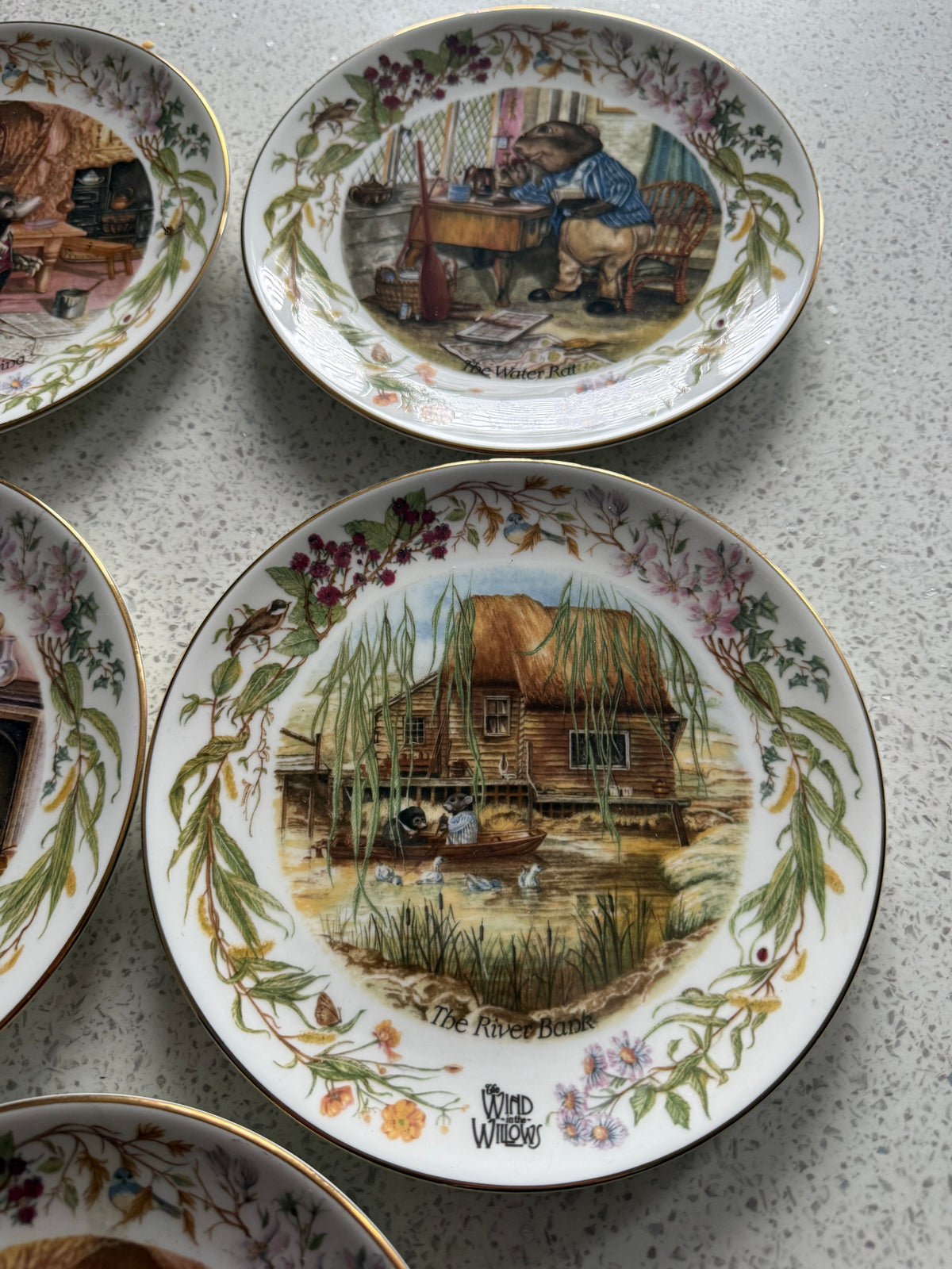 AYNSLEY. Set 9 Wind In The Willows Plates 18cm