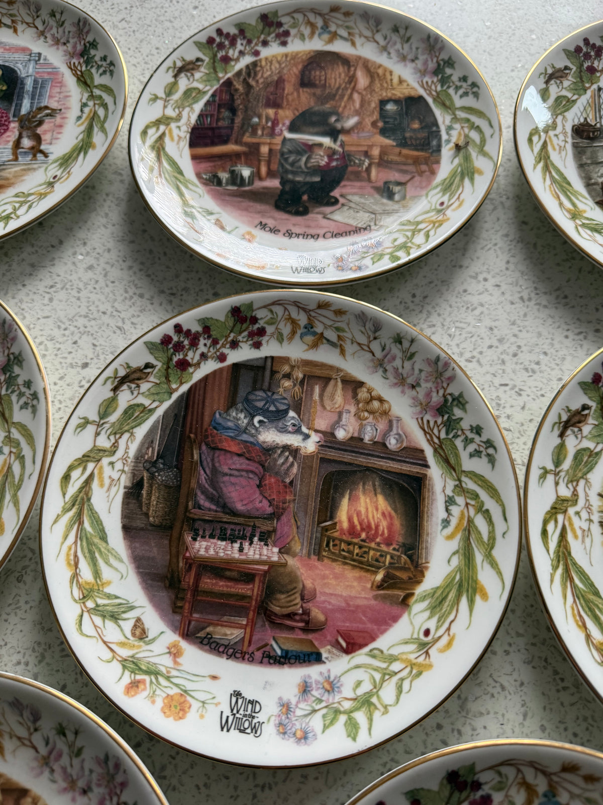 AYNSLEY. Set 9 Wind In The Willows Plates 18cm