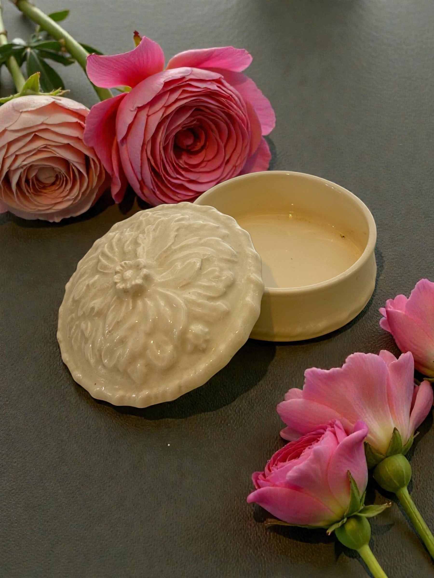 Leeds Creamware Trinket Pot with Lid  image 1