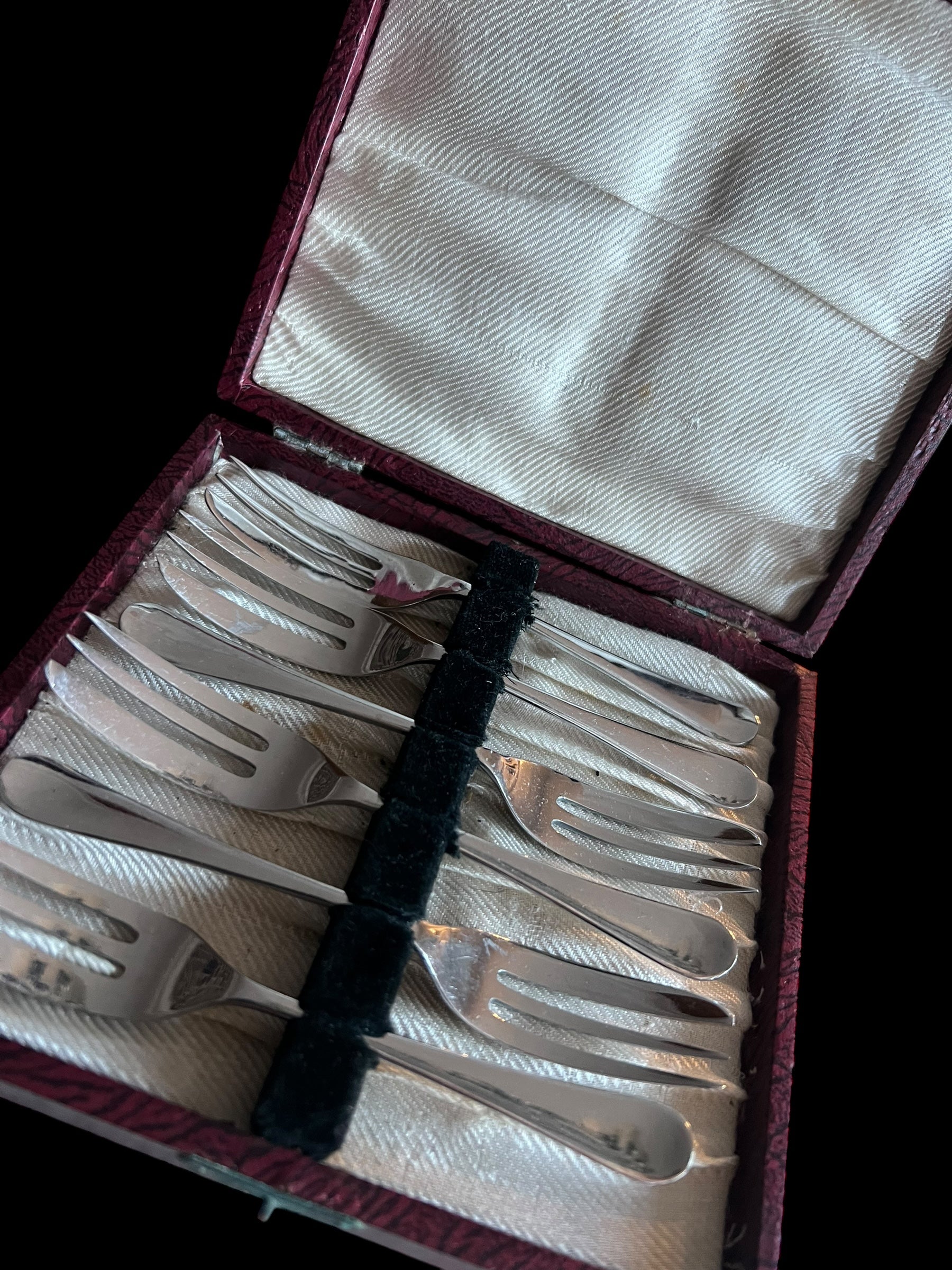 Boxed set vintage cake pastry forks. Chrome image 5