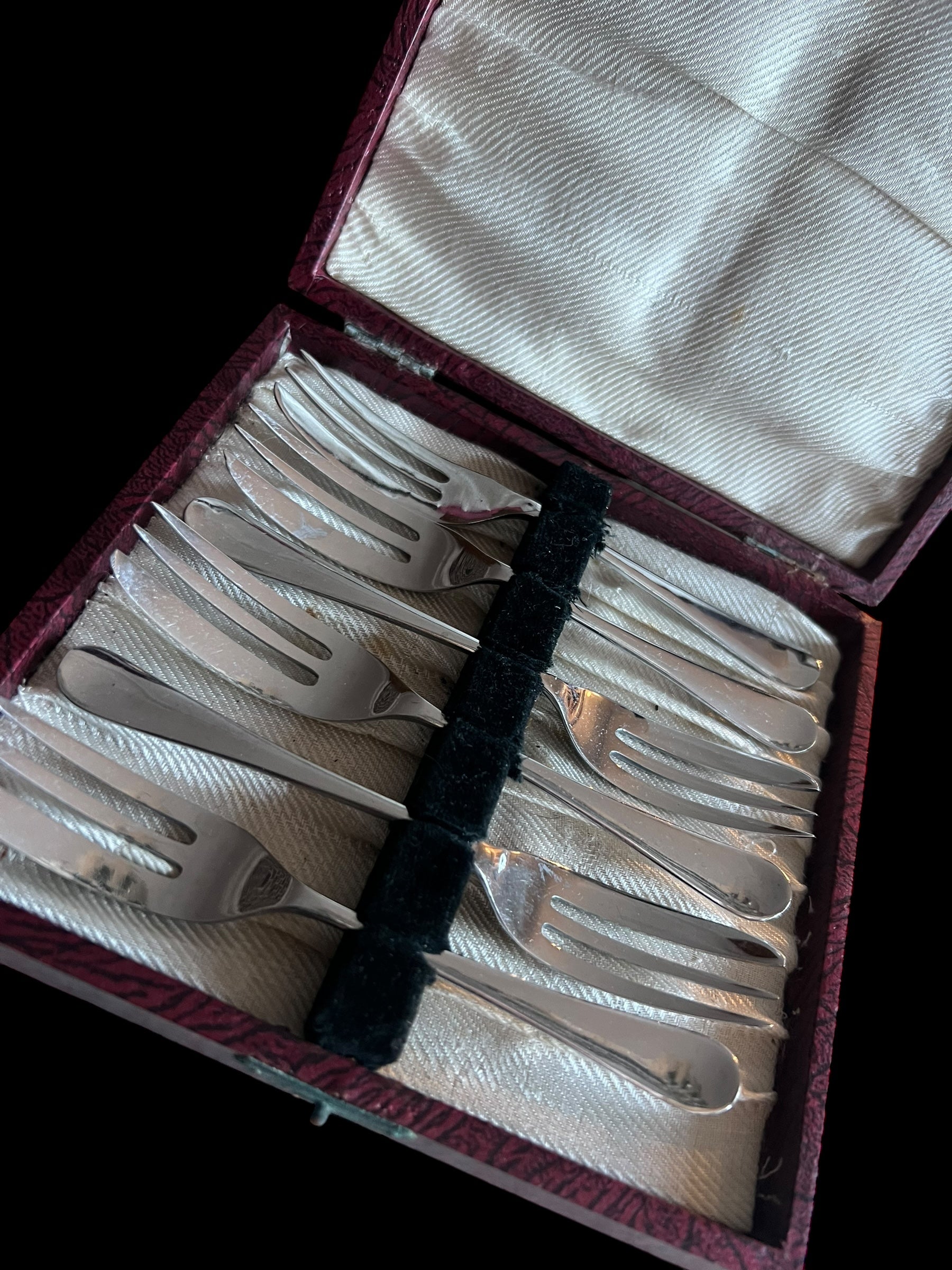 Boxed set vintage cake pastry forks. Chrome image 0